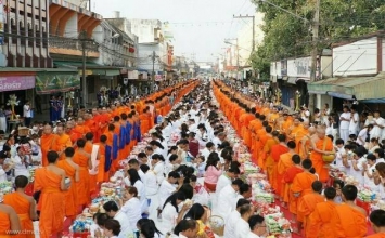 Thái Lan: Chùm ảnh hàng nghìn chư Tăng kinh hành khất thực tại Chiang Mai